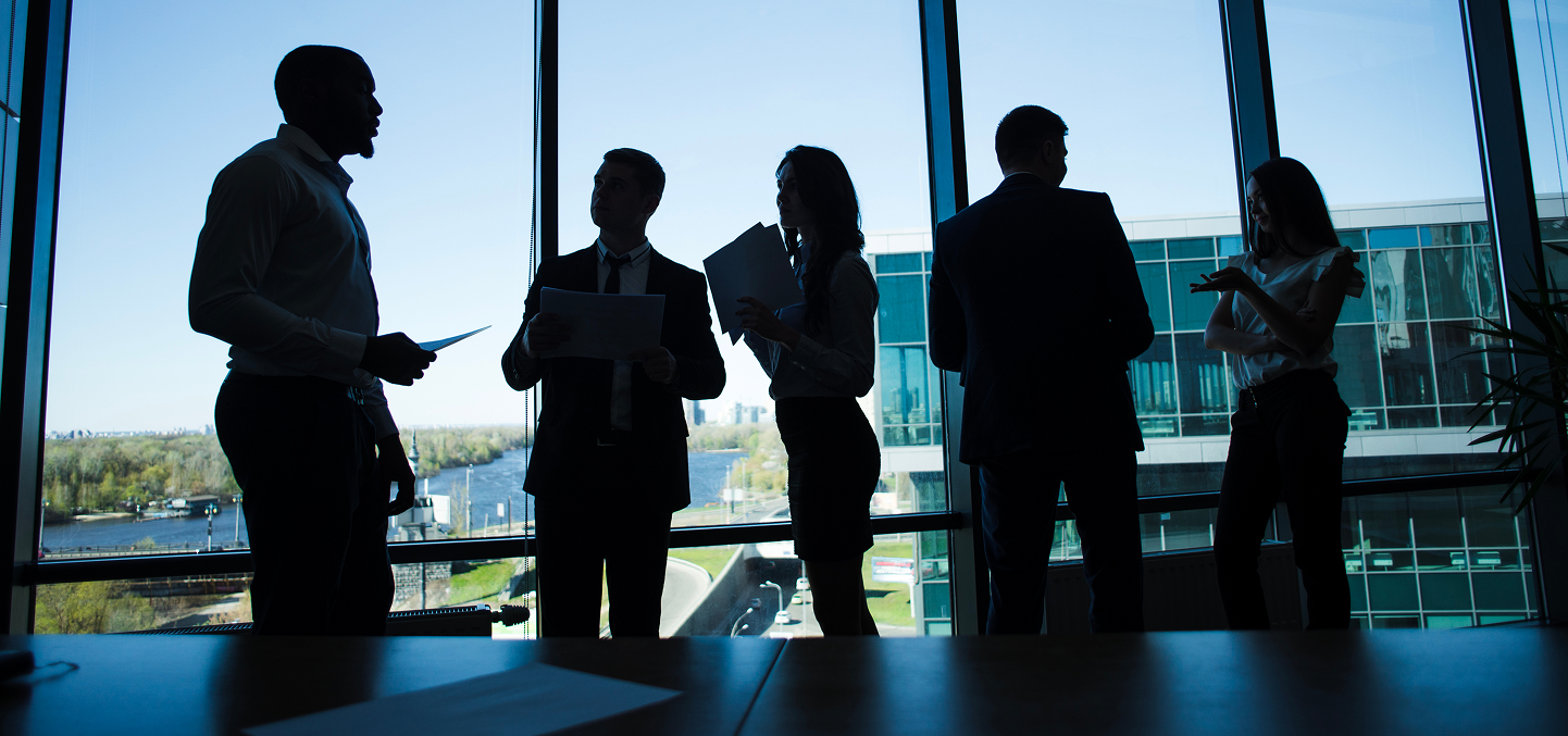 Equipa empresarial em reunião ao contraluz